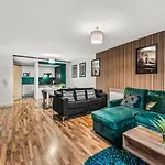 Large Central Manchester Apartment - Sleeps 8